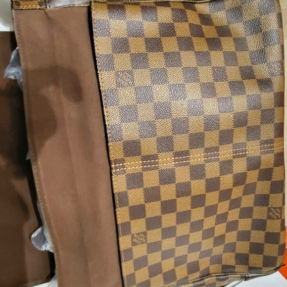 Louis Vuitton - Picture 12 of 16